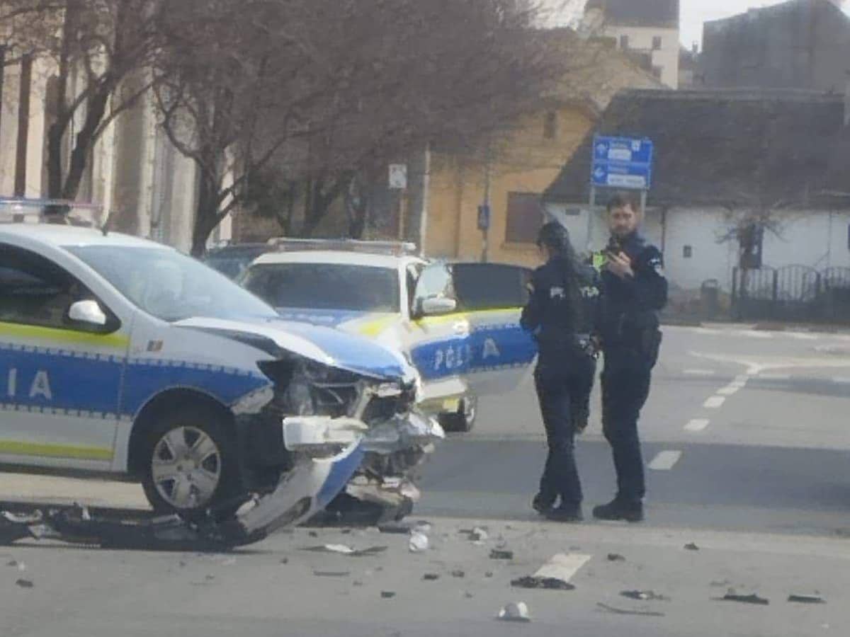 Mașină de poliție implicată într-un accident, în Sibiu. Un șofer nu i-a acordat prioritate