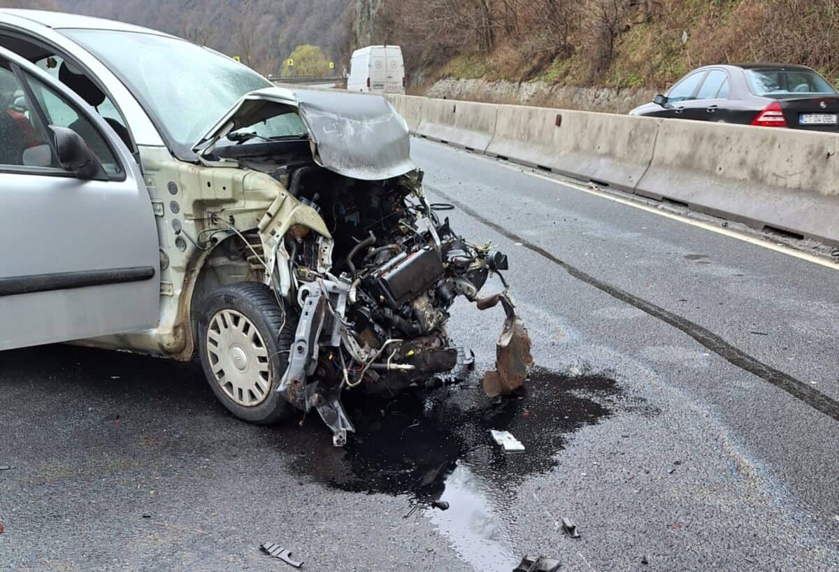 Accident pe DN7 în Lazaret. Trafic îngreunat la intrare pe Valea Oltului