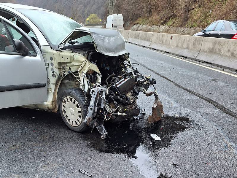 accident pe dn7 în lazaret. trafic îngreunat la intrare pe valea oltului