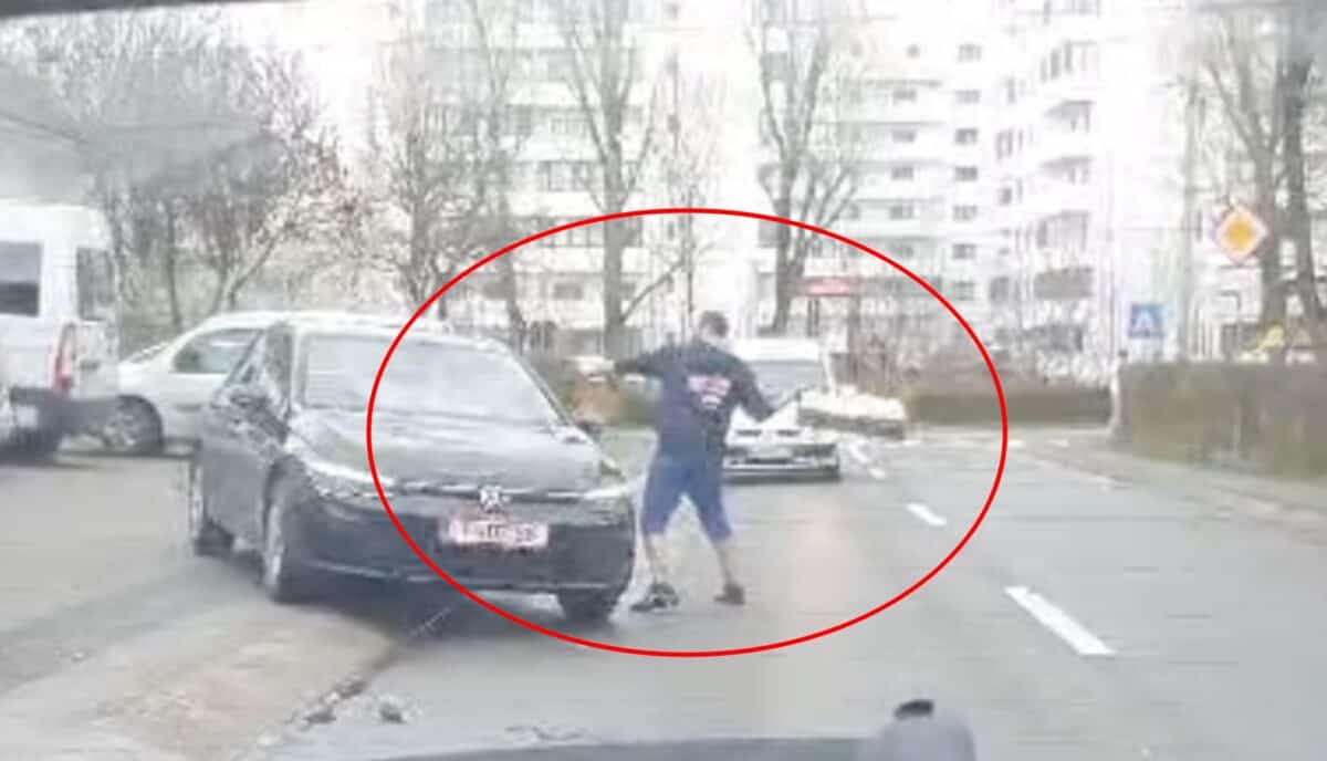 Scene de groază la Sibiu. Mașină distrusă de un individ agresiv. Martor: „A sărit pe capotă și i-a înfundat parbrizul” (video)