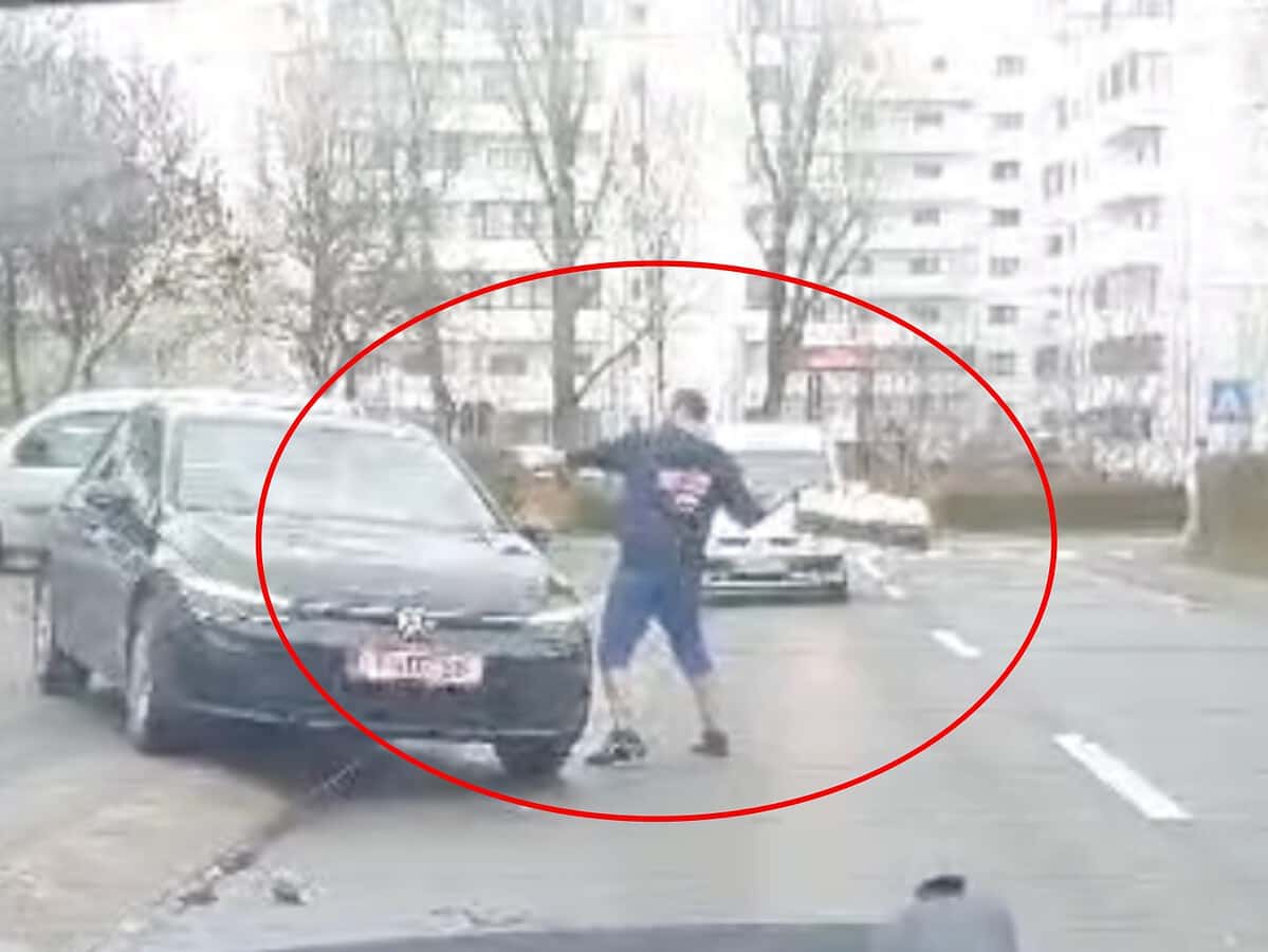 Scene de groază la Sibiu. Mașină distrusă de un individ agresiv. Martor: „A sărit pe capotă și i-a înfundat parbrizul” (video)