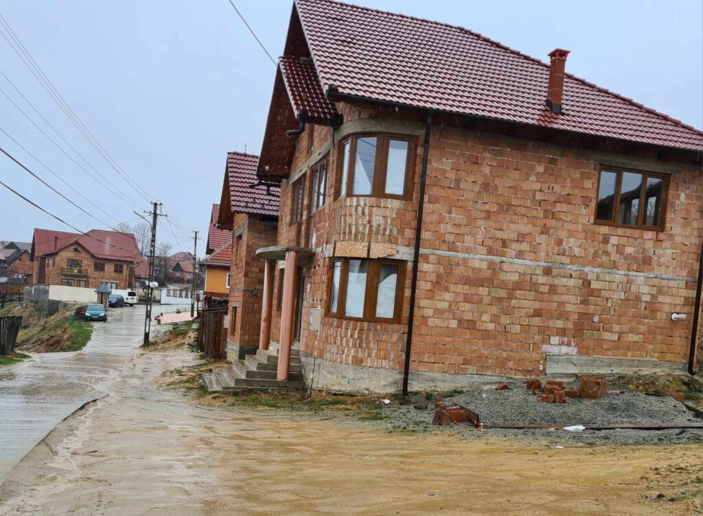 scandalul de xenofobie din jina. ies la iveală noi cazuri. localnic: „au zis că îmi dau foc la casă”