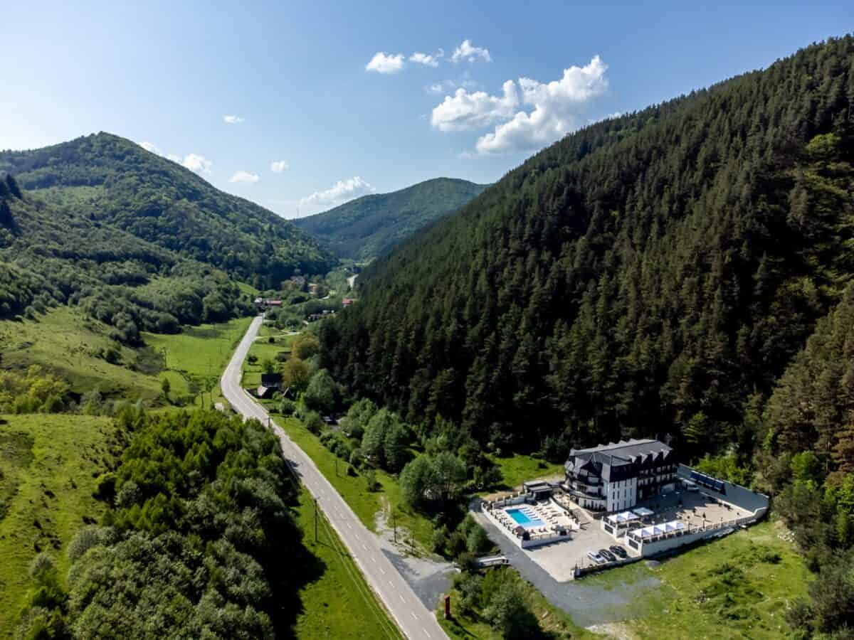 escapadă la munte în 2024: relaxare sublimă cu jacuzzi și spa în aer liber la hotelul carpentiere arena din mărginimea sibiului