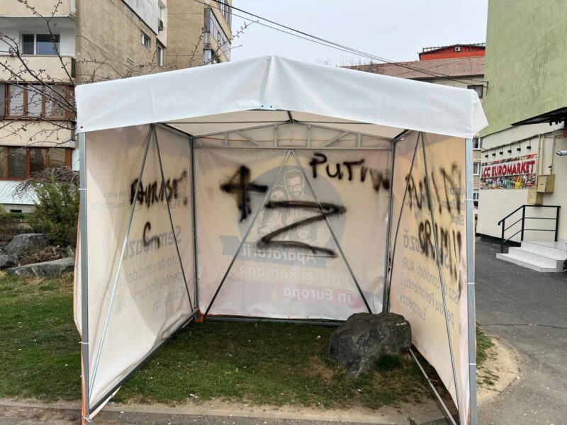 amendă de 3.000 de lei pentru bărbatul care a vandalizat cortul aur de pe mihai viteazu