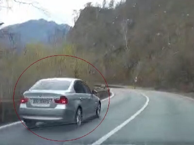 la un pas de accident pe valea oltului. depășire periculoasă, în curbă și peste linia continuă (video)