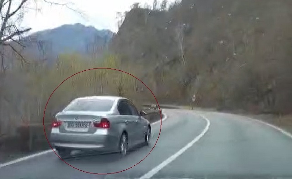 La un pas de accident pe Valea Oltului. Depășire periculoasă, în curbă și peste linia continuă (video)