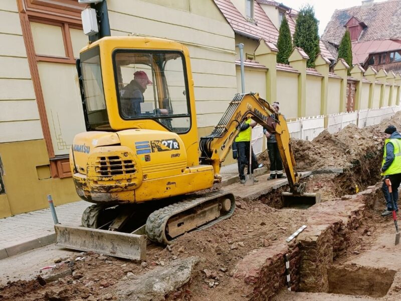 descoperiri arheologice în mediaș în timpul săpăturilor pentru canalizare. „vor contura pagini din istoria orașului” (foto)