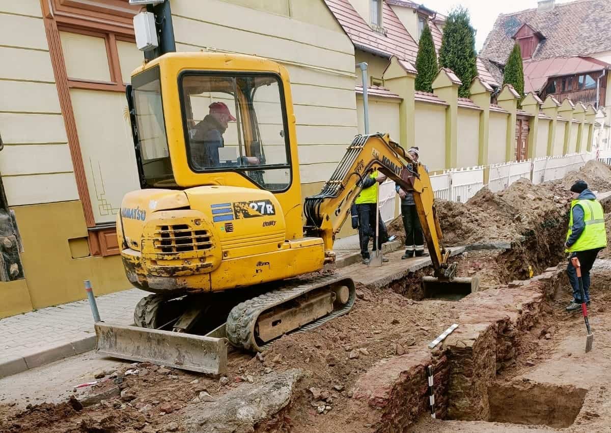 descoperiri arheologice în mediaș în timpul săpăturilor pentru canalizare. „vor contura pagini din istoria orașului” (foto)