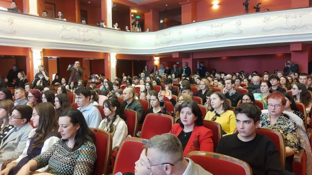 Sala Thalia neîncăpătoare la Gala Performanței. Peste 200 de elevi premiați de autorități sub privirile Ministrului Educației. „Acești sibieni au muncit și au reușit” (foto, video)