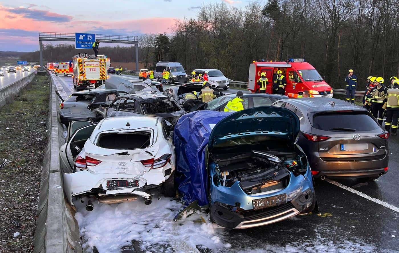 carambol cu 40 de mașini pe o autostradă din germania. zeci de oameni răniți, dintre care doi au murit (video, foto)