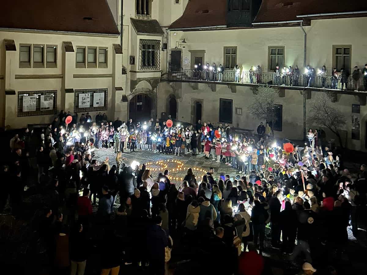 Ora Pământului marcată la Sibiu. 400 de copii au cântat în curtea Muzeului de Istorie (video)