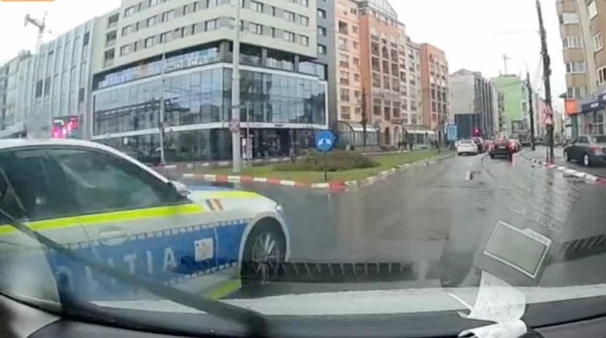 La un pas de tamponare în giratoriu la Sibiu. O mașină de poliție nu acordă prioritate unui alt autoturism (video)