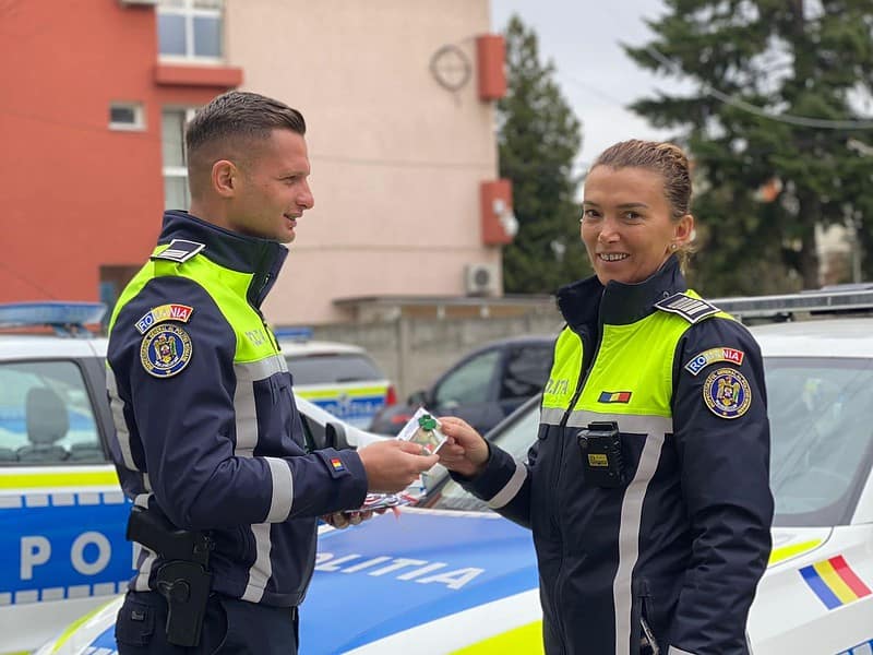 polițiștii din sibiu împart mărțișoare în trafic