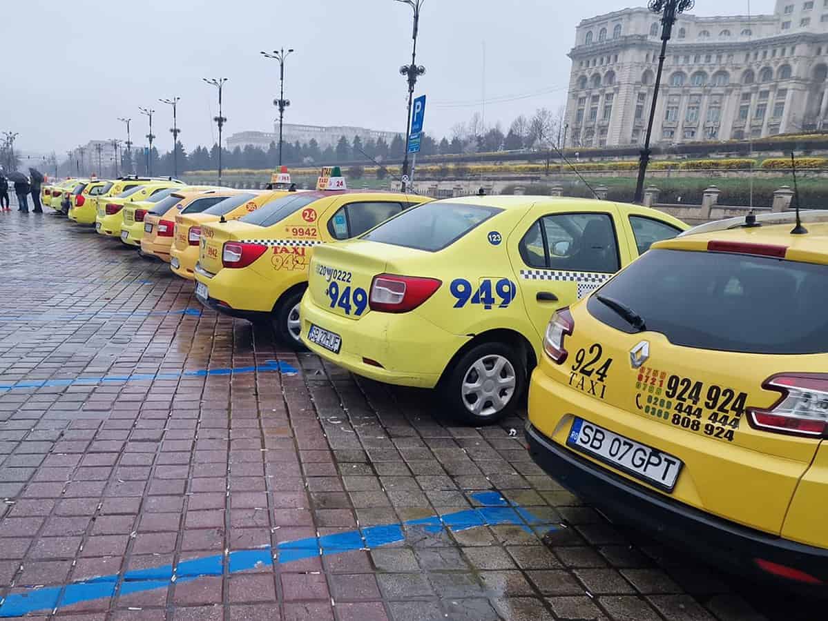 Taximetriștii sibieni au plecat din nou la București. 30 de șoferi protestează în Capitală