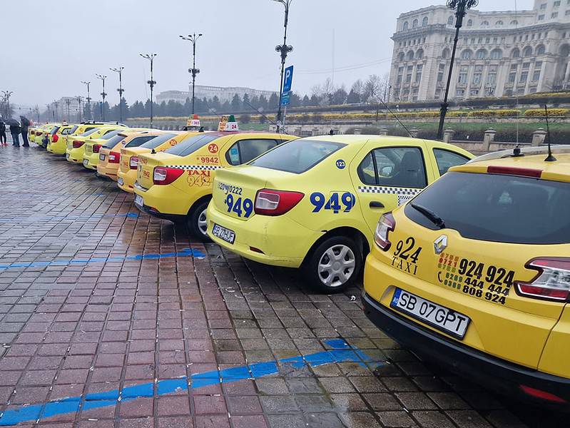 taximetriștii sibieni au plecat din nou la bucurești. 30 de șoferi protestează în capitală