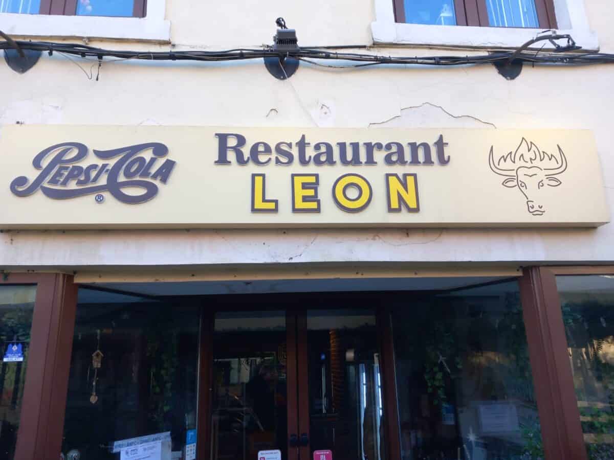 restaurantul leon din sibiu, închis temporar de anpc. motivul, practici înșelătoare conținând informații false în lista de meniu (foto)