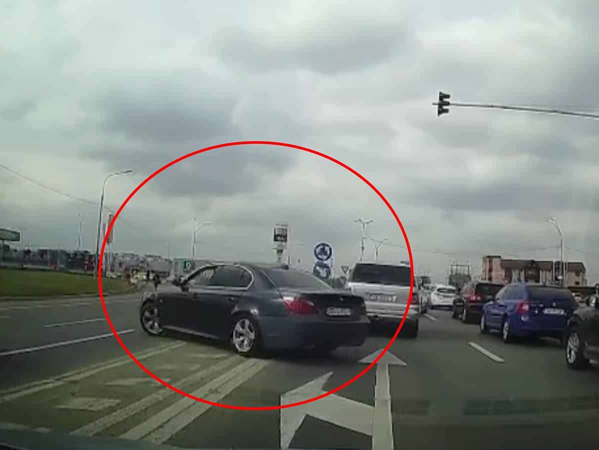 Șofer de BMW, surprins cum încalcă marcajul continuu și face cale întoarsă la Șelimbăr (video)