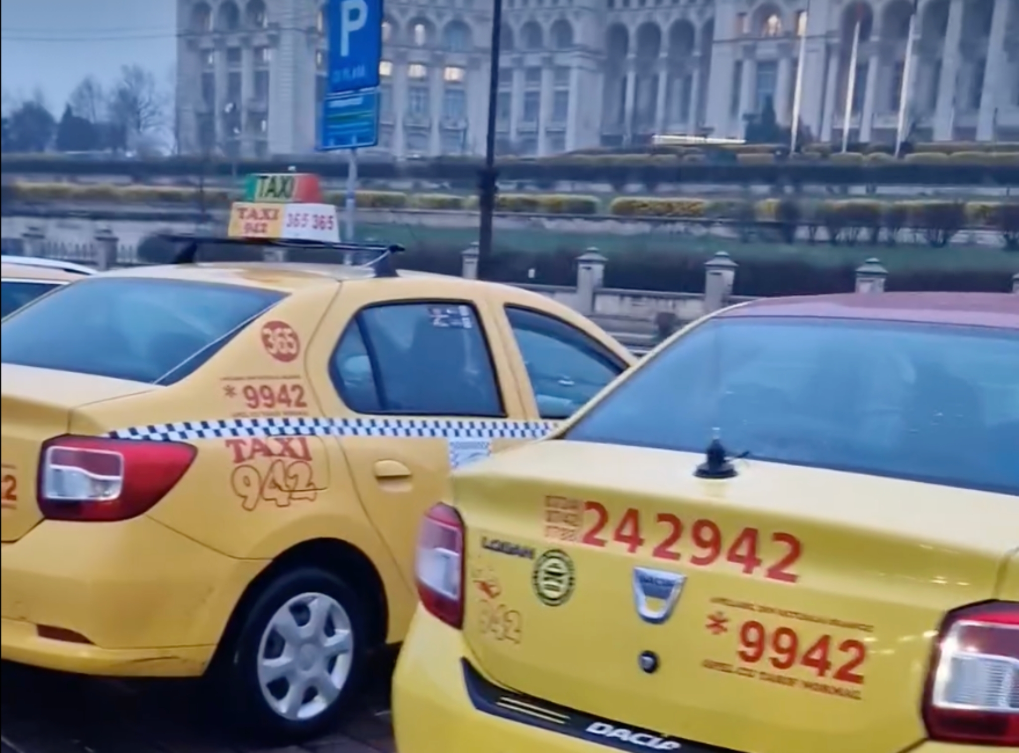 taximetriștii sibieni au plecat din nou la bucurești. 30 de șoferi protestează în capitală