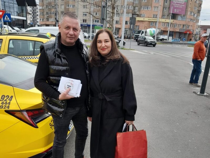 O sută de mărțișoare, dăruite de taximetriștii sibieni de 1 Martie