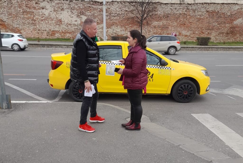 O sută de mărțișoare, dăruite de taximetriștii sibieni de 1 Martie