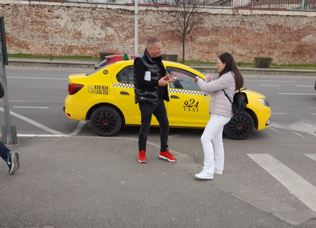 O sută de mărțișoare, dăruite de taximetriștii sibieni de 1 Martie