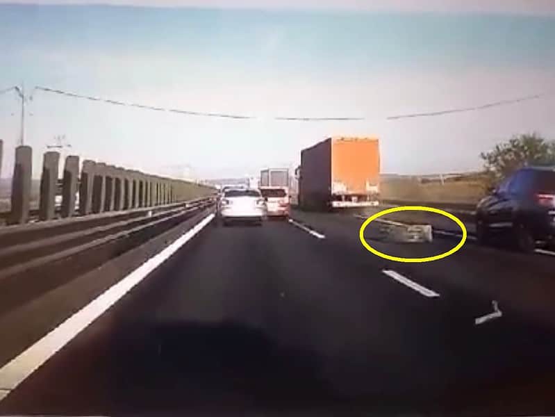 la un pas de carambol pe autostrada a1.un tir a pierdut carenajul unei roți (video)