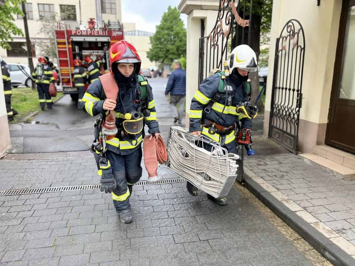 Simulare de incendiu la rectoratul ULBS cu mai multe echipaje ISU (foto)