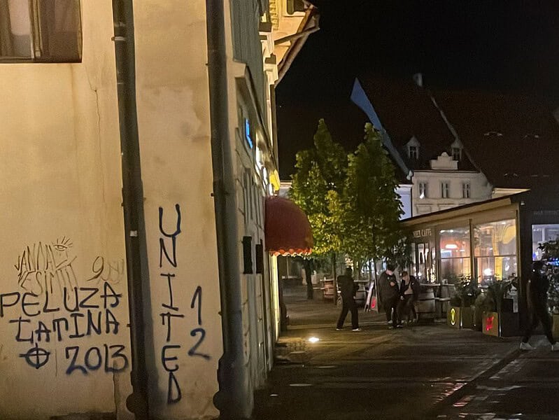 cinci suporteri ai petrolului ploiești au vandalizat zidurile clădirilor din piața mică. primăria sibiu i-a identificat: “vor fi amendați”