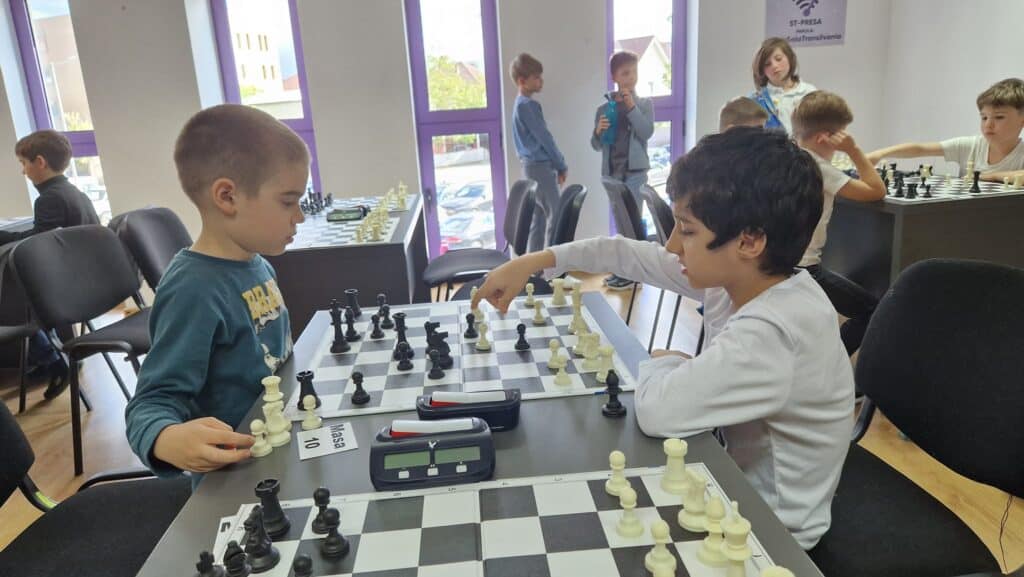 Copiii de la Smart Chess Sibiu s-au întrecut la Cupa Floriilor (foto)