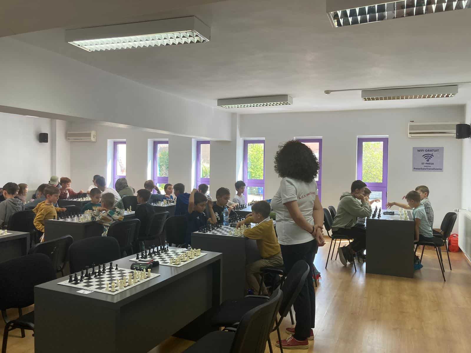 Copiii de la Smart Chess Sibiu s-au întrecut la Cupa Floriilor (foto)