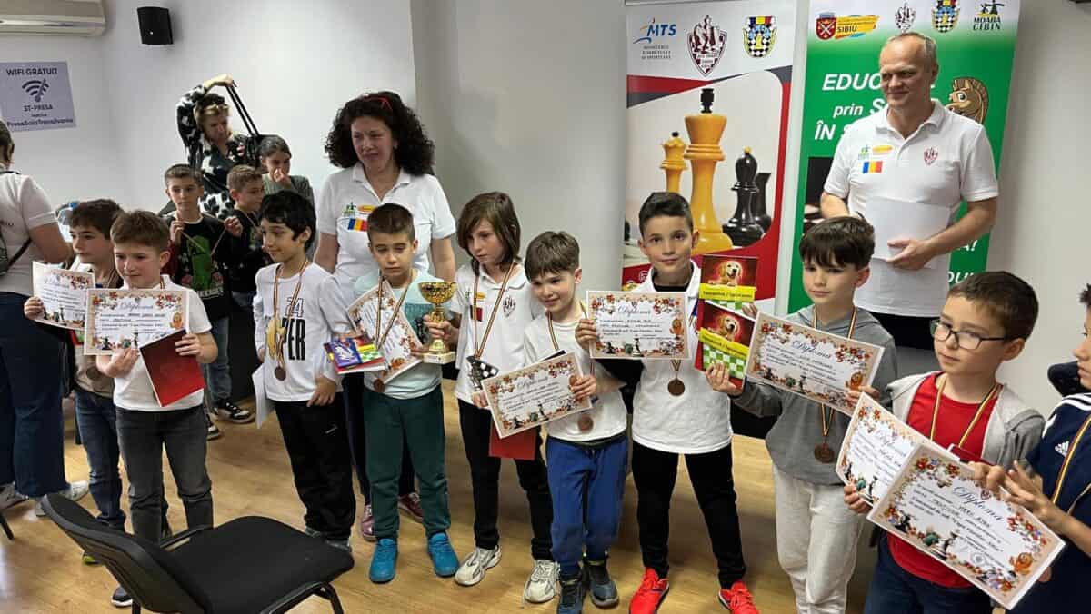 Copiii de la Smart Chess Sibiu s-au întrecut la Cupa Floriilor (foto)