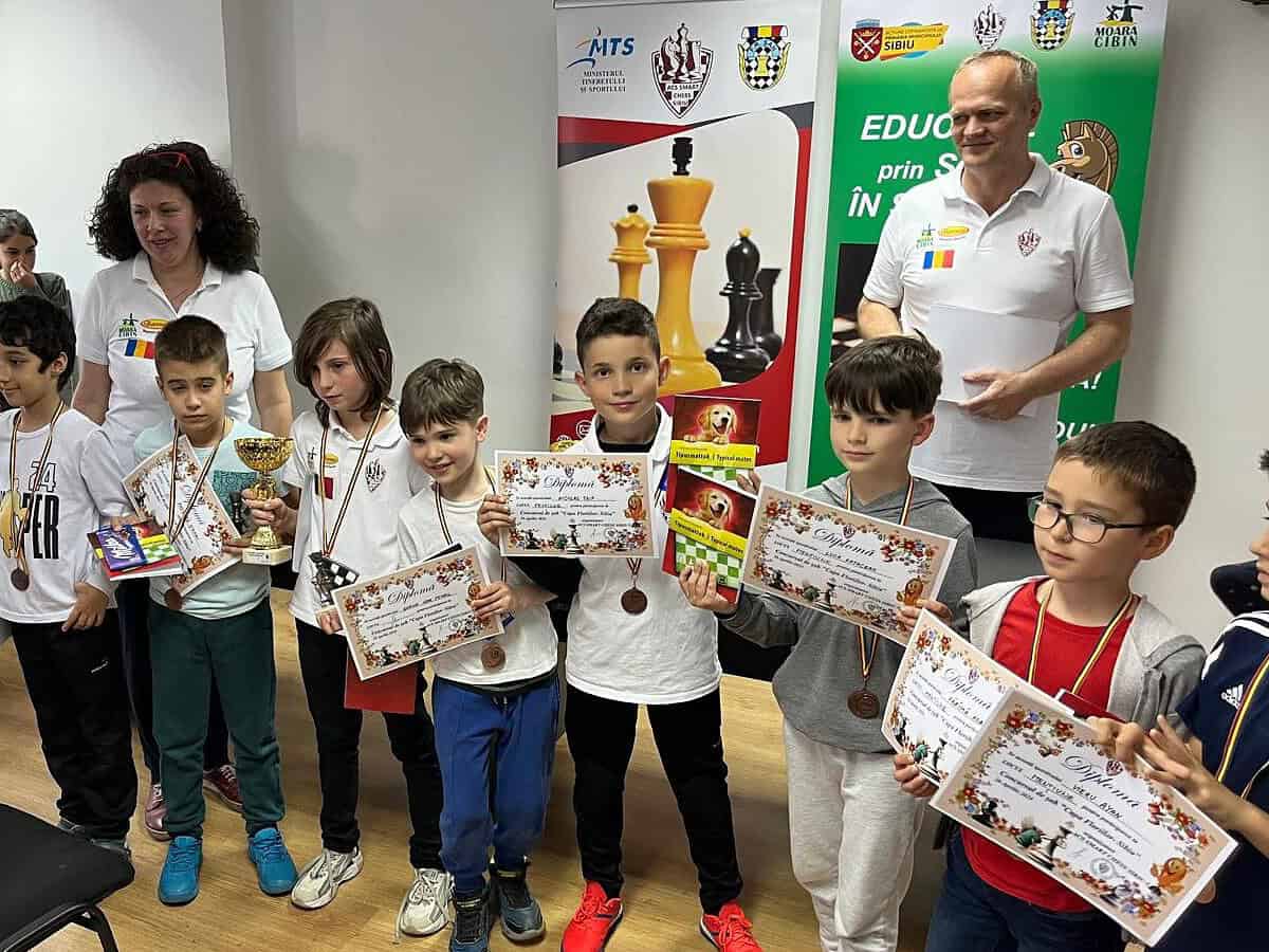 Copiii de la Smart Chess Sibiu s-au întrecut la Cupa Floriilor (foto)