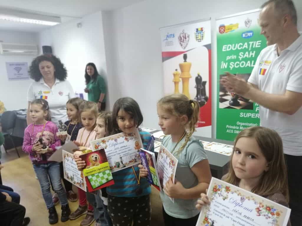 Copiii de la Smart Chess Sibiu s-au întrecut la Cupa Floriilor (foto)