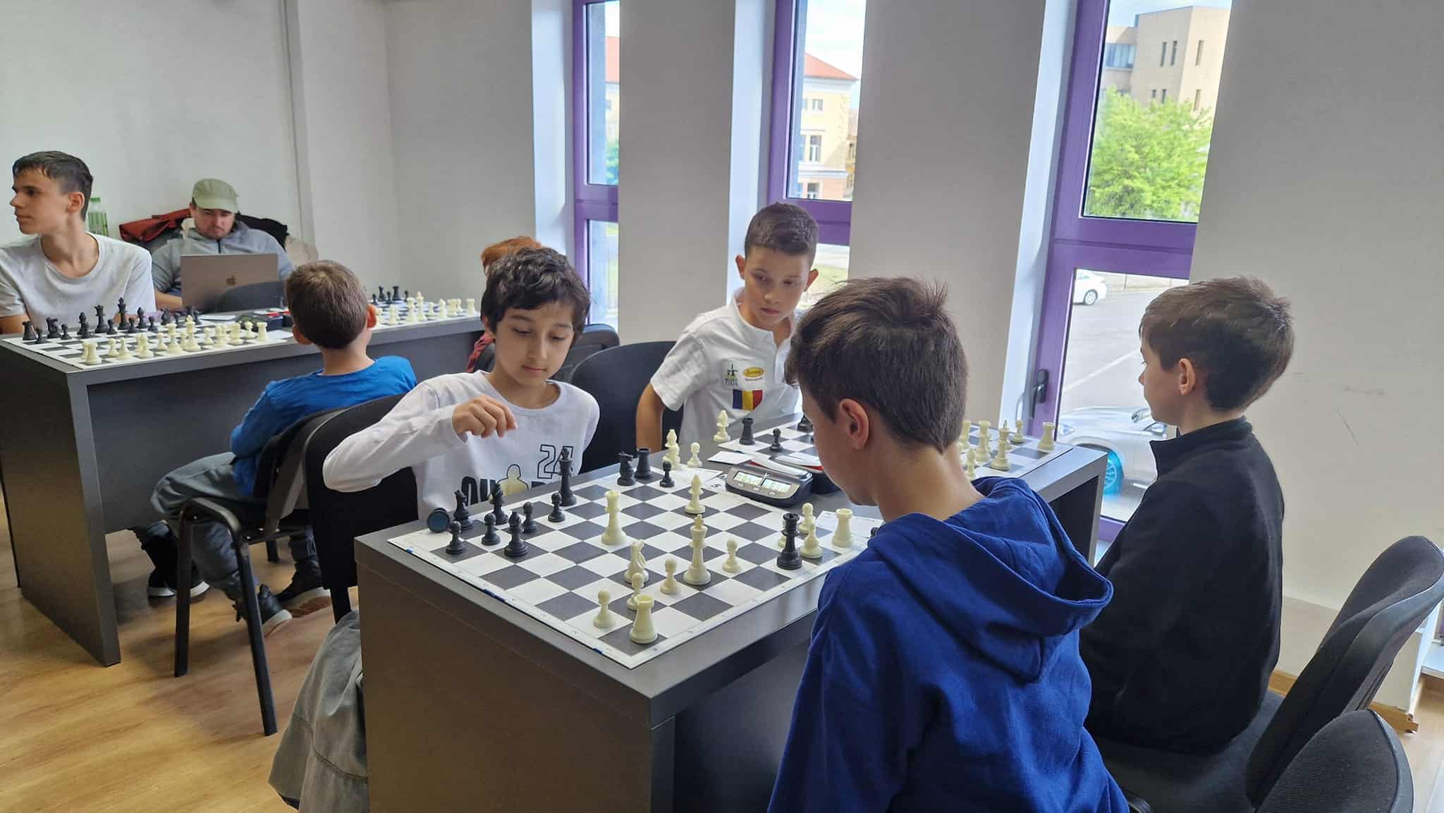 Copiii de la Smart Chess Sibiu s-au întrecut la Cupa Floriilor (foto)