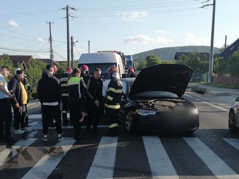 accident pe dn7 între sibiu și rm. vâlcea. șoferiță rănită în urma impactului dintre două mașini