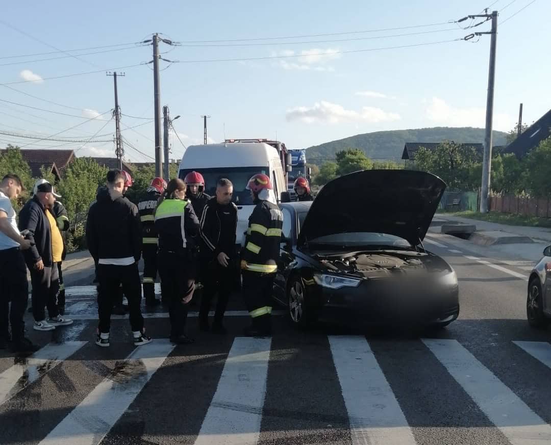 accident pe dn7 între sibiu și rm. vâlcea. șoferiță rănită în urma impactului dintre două mașini