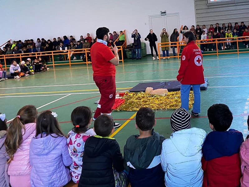 peste 900 de copii au învățat noțiuni de prim ajutor de la crucea roșie sibiu în cadrul săptămânii verzi (foto)