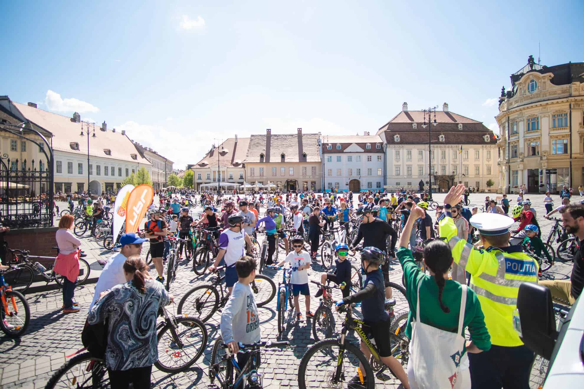 Invitație la o tură cu bicicleta prin oraș. Plecarea este sâmbătă din Piața Mare