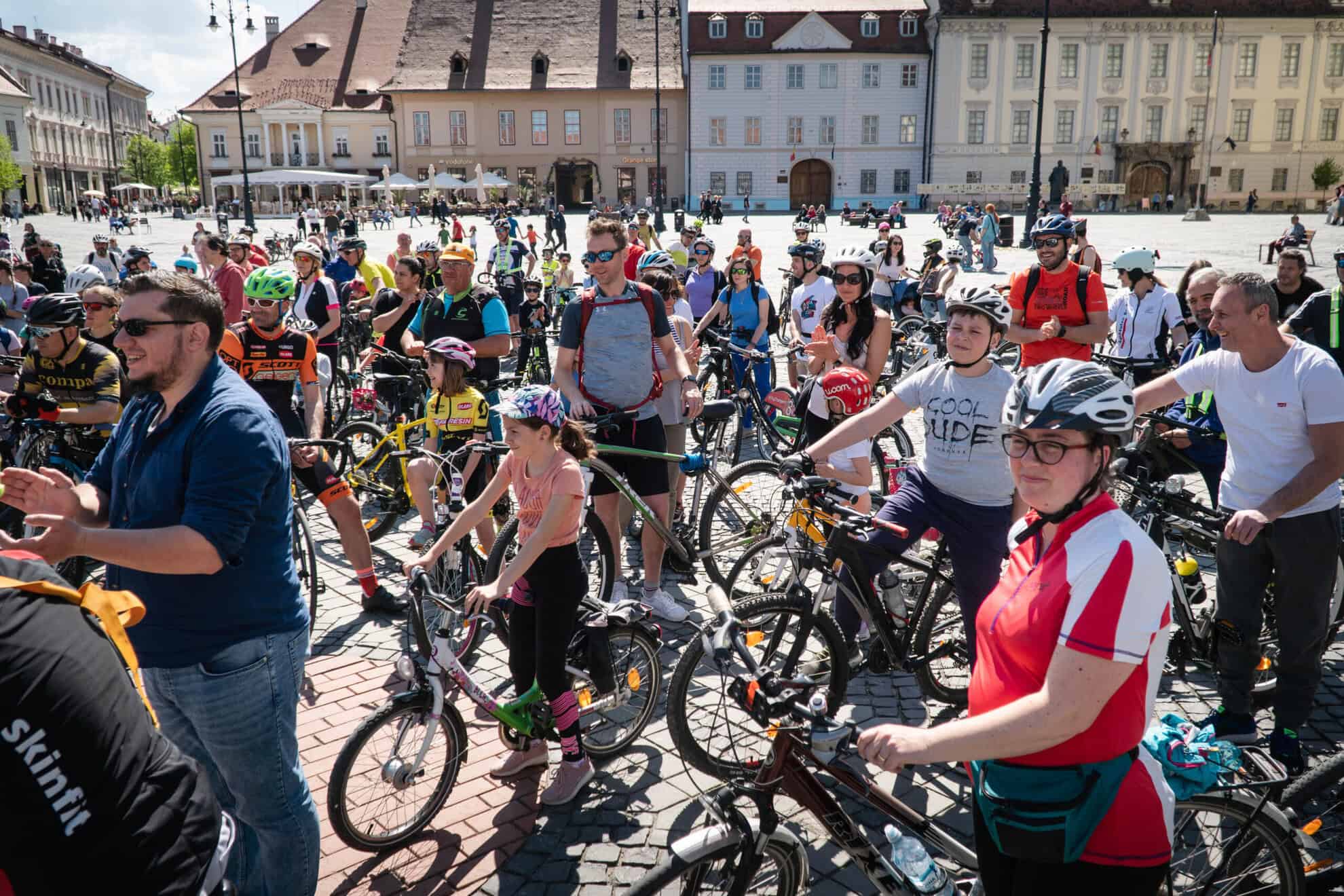 Invitație la o tură cu bicicleta prin oraș. Plecarea este sâmbătă din Piața Mare