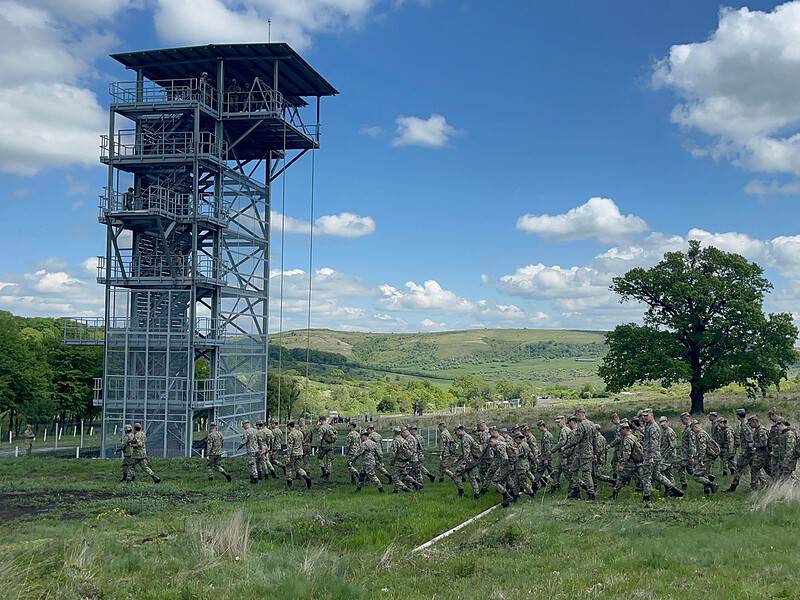 aproape 300 de studenți ai academiei forțelor terestre au recreat o situație de război în poligonul din perii dăii. în premieră, au fost utilizate drone militare (foto video)