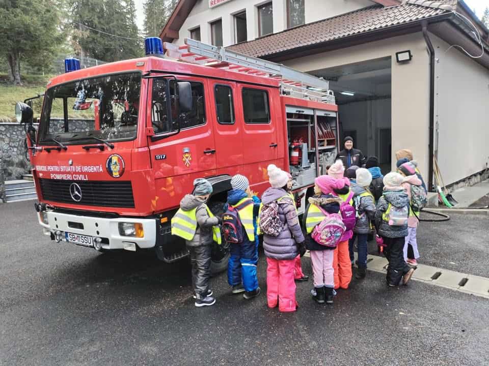 Pompierii din Păltiniș, vizitați de elevi: "Remiza noastră e la cea mai mare înălțime din țară!"