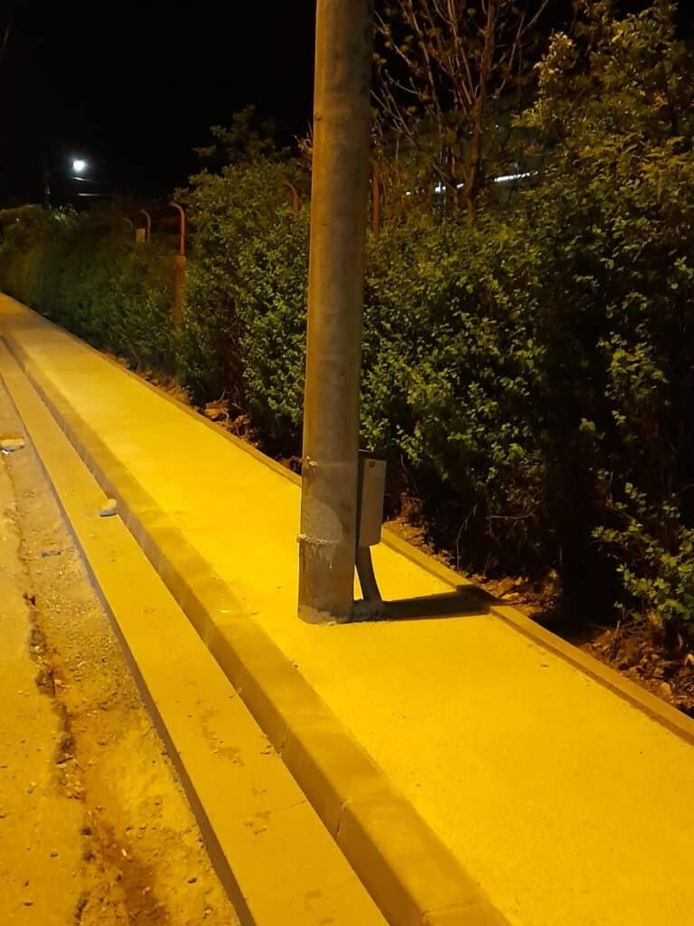 Locatari nemulțumiți de trotuarele înguste de pe strada Frigoriferului. „Stâlpul e pus pe mijloc, nu ai loc să treci cu copilul în căruț” (foto)