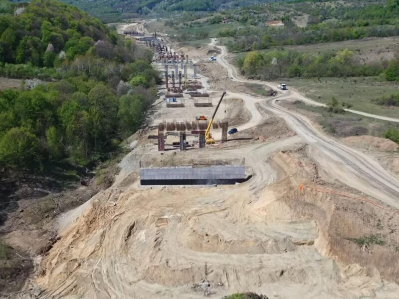 mici probleme întâmpinate de constructor pe lotul curtea de argeș - tigveni de pe autostrada sibiu - pitești. lucrările la tunelul forat decurg bine (foto video)