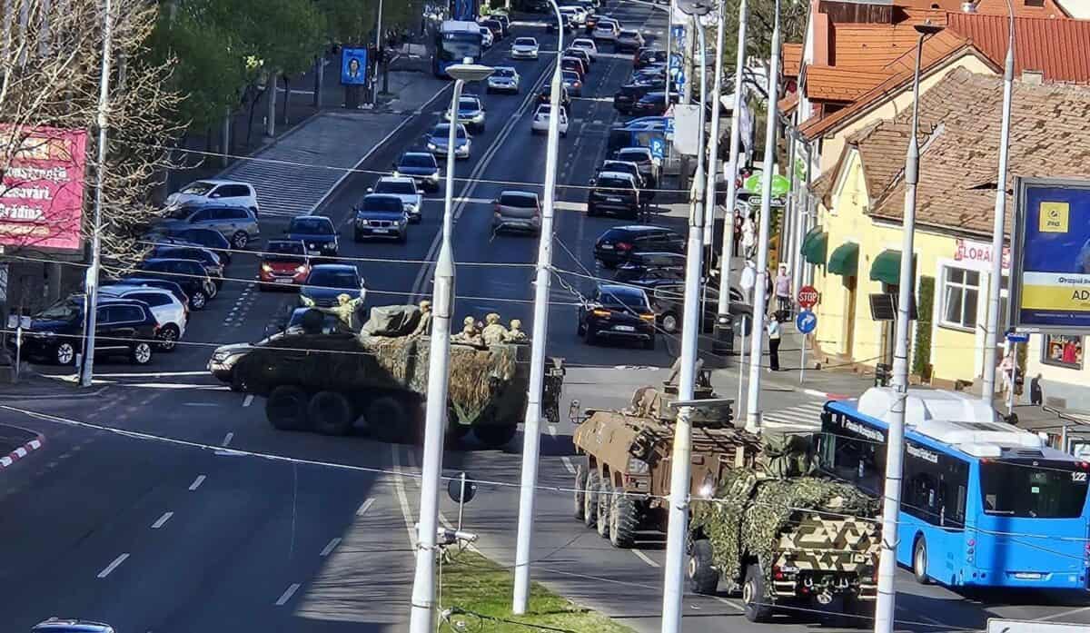 pregătiri pentru ziua porților deschise la comandamentul nato din sibiu. a fost adusă ”artileria” militară (foto)