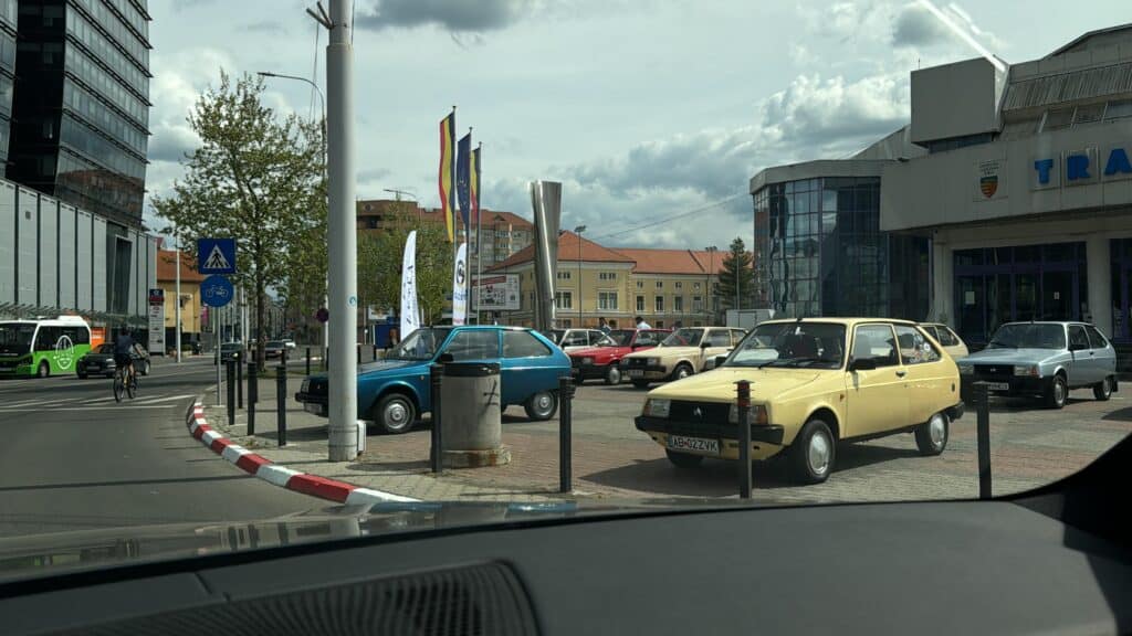 Retroparada primăverii a ajuns la Sibiu. Mașini de colecție expuse sâmbătă în Piața Mare, iar duminică, se merge cu Olcit-urile prin oraș (foto)