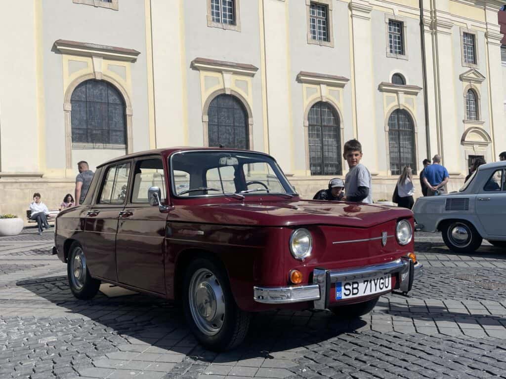 Retroparada primăverii a ajuns la Sibiu. Mașini de colecție expuse sâmbătă în Piața Mare, iar duminică, se merge cu Olcit-urile prin oraș (foto)