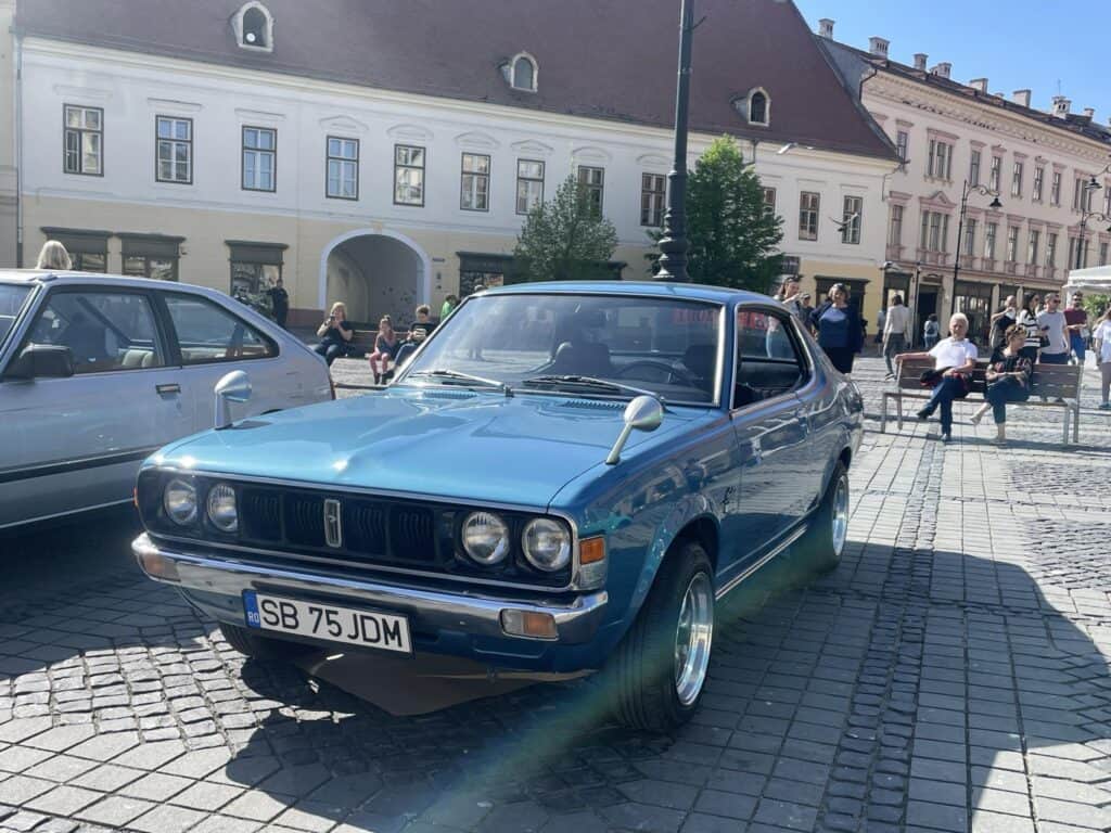 Retroparada primăverii a ajuns la Sibiu. Mașini de colecție expuse sâmbătă în Piața Mare, iar duminică, se merge cu Olcit-urile prin oraș (foto)