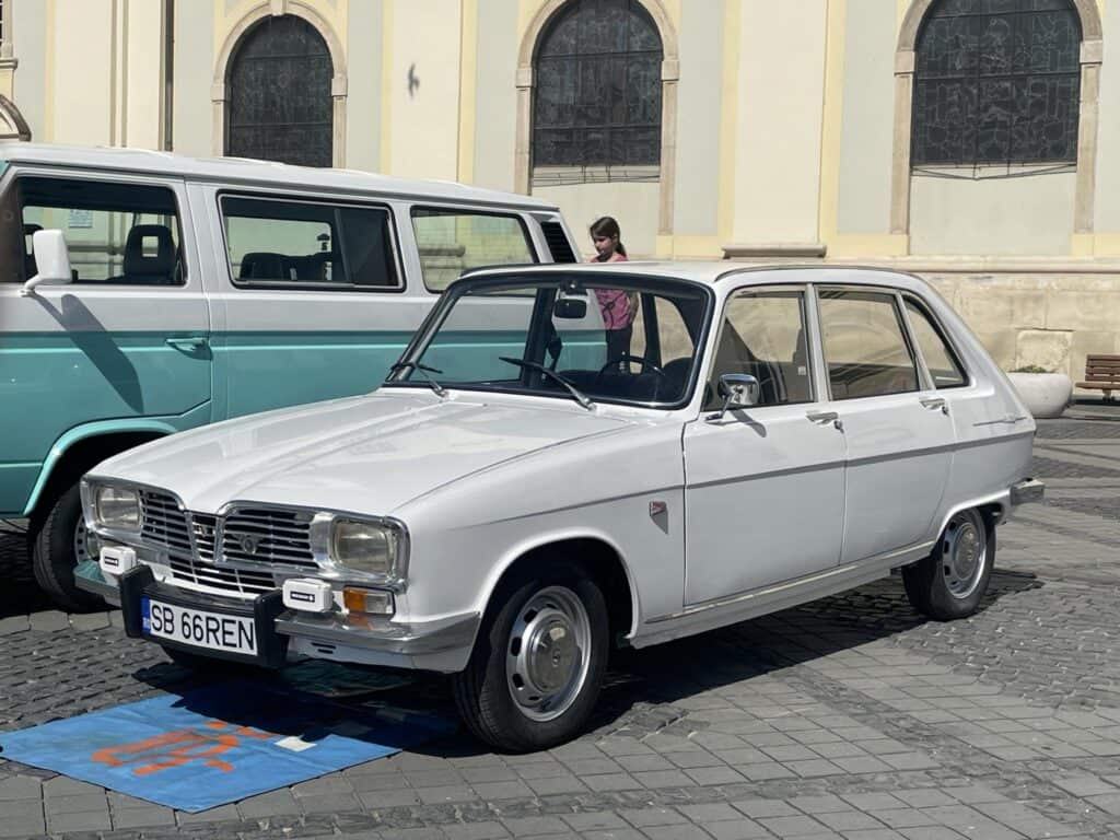 Retroparada primăverii a ajuns la Sibiu. Mașini de colecție expuse sâmbătă în Piața Mare, iar duminică, se merge cu Olcit-urile prin oraș (foto)