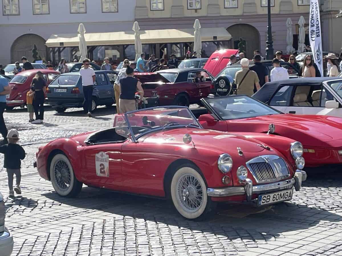 Retroparada primăverii a ajuns la Sibiu. Mașini de colecție expuse sâmbătă în Piața Mare, iar duminică, se merge cu Olcit-urile prin oraș (foto)