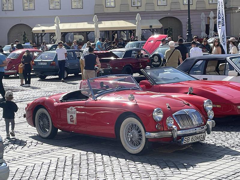 retroparada primăverii a ajuns la sibiu. mașini de colecție expuse sâmbătă în piața mare, iar duminică, se merge cu olcit-urile prin oraș (foto)